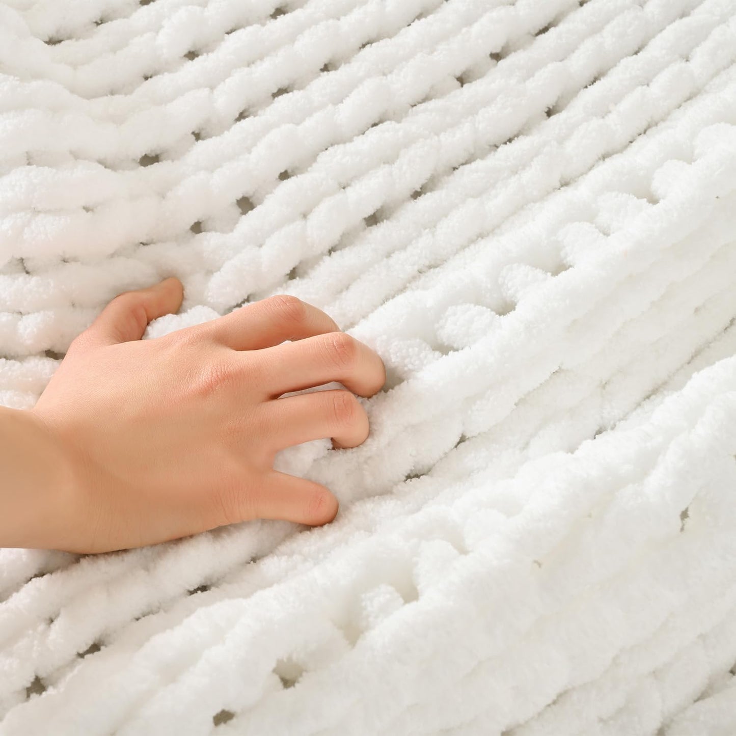 Esterra Chunky Knit Blanket Throw 40"x50", 100% Hand Knitted Chenille Throw Blanket, Cozy Soft Thick Cable Knit Throw Large Rope Knot Crochet Throw Blanket for Sofa Couch Bed, Snow White