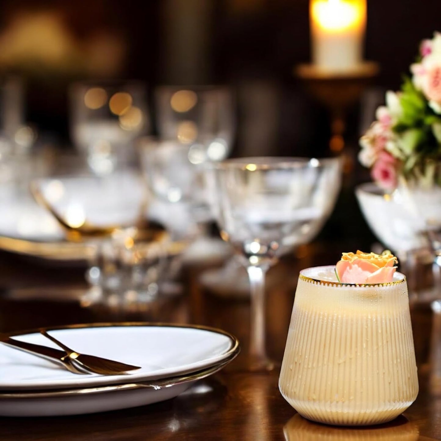 24 Pack Ribbed Origami Ripple Plastic Glasses, 12-9 Ounce Stemless Champagne Flutes & 12-12 Ounce Cups, BPA-Free Disposable Shatterproof Toasting Glasses for Weddings, Bars, and Events (Gold Rim)