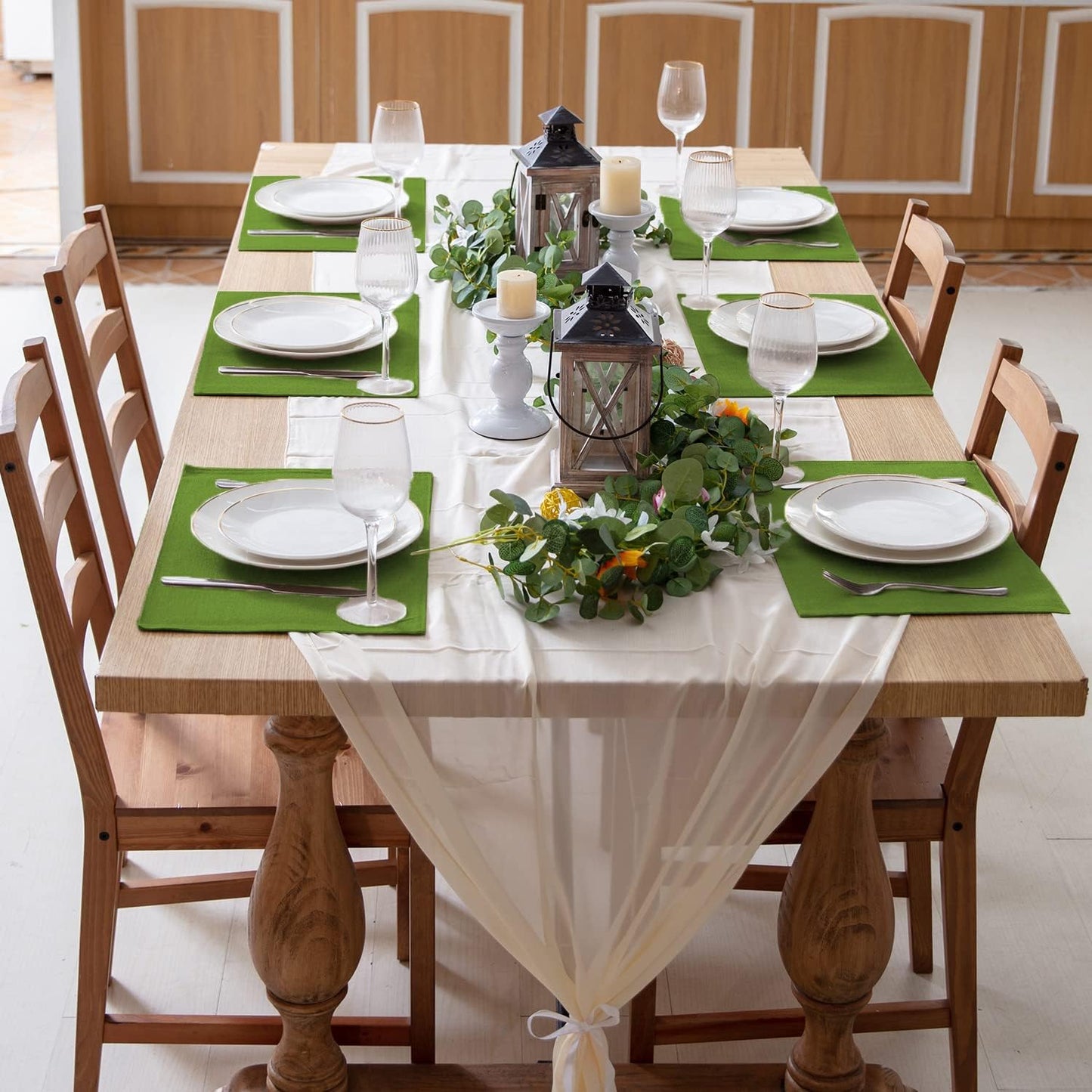 Cloth Placemats Set of 8, Linen Type Fabric Placemats Machine Washable Heat Resistant Placemats Wrinkle Free Thick Polyester Kitchen Place Mats for Dining Table (Green)