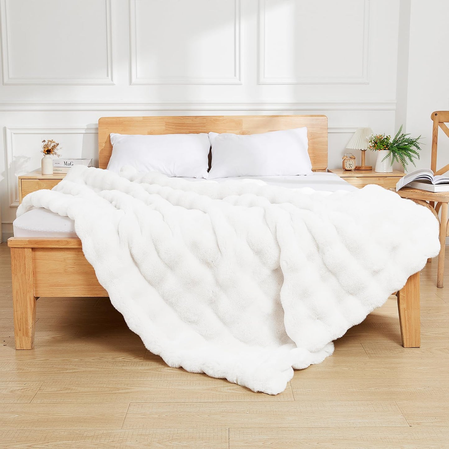 Latepis White Faux Fur Queen Blanket Cozy Bubble Soft Fuzzy Thick Living Room Blankets for Bed Sofa Bedroom Plush Fluffy Warm Blankets for All Seasons Luxury Throw Blanket 90x90 Inch, 860gsm