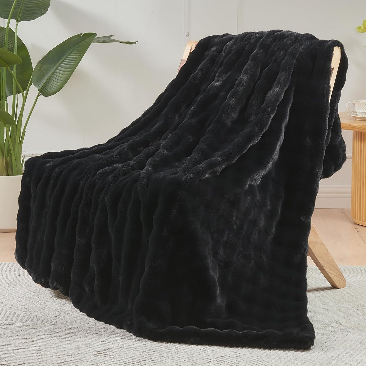 NEWCOSPLAY Faux Fur Throw Blanket Black Bubble Blanket Thick Warm Soft for Couch Sofa Bed 550GSM (Black, Throw(50"x60"))