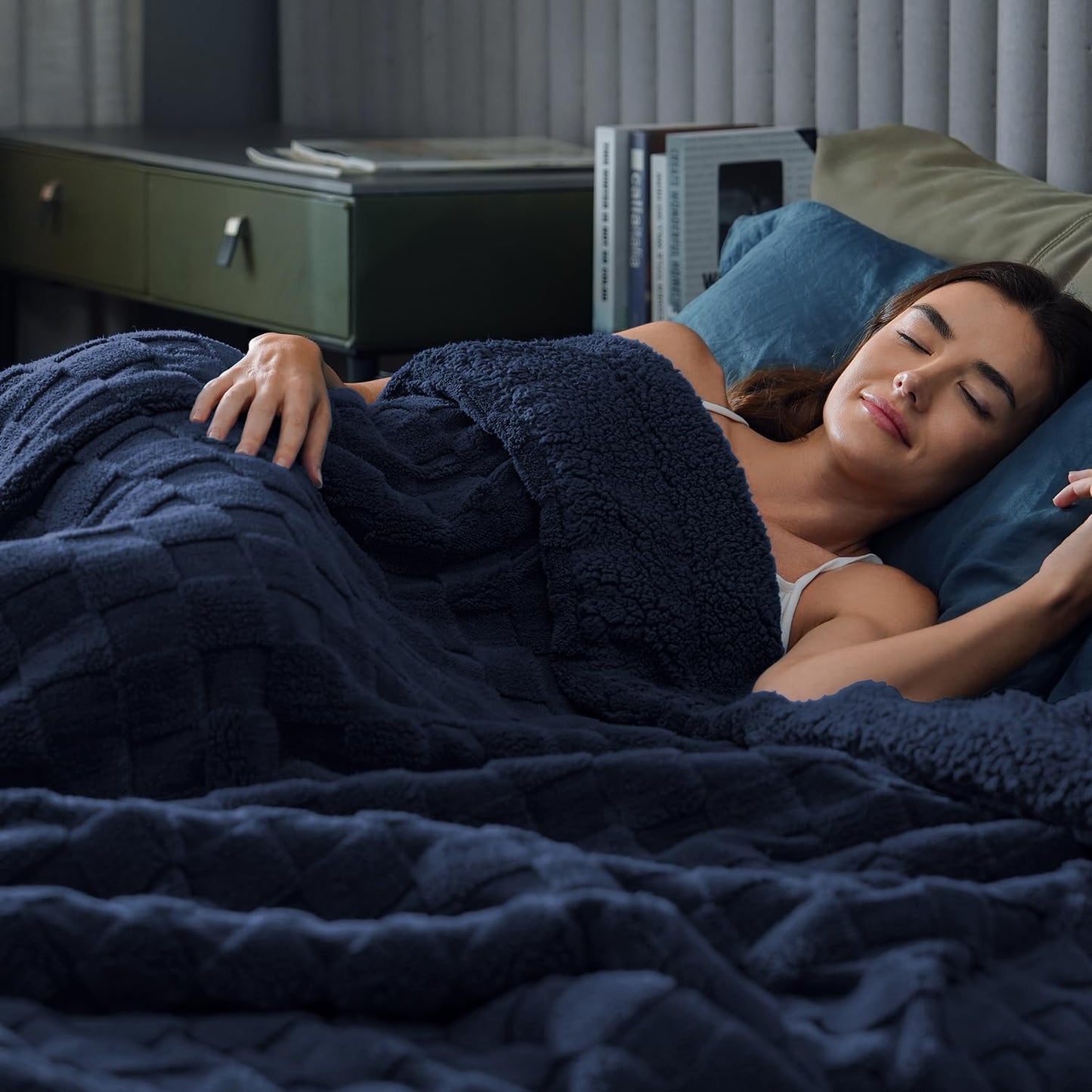 Pawque Super Soft Cozy Throw Blanket Twin Size for Couch Bed, Fluffy Sherpa Fleece Reversible Thick Warm Fuzzy Blanket for All-Season, 3D Checkered Jacquard Decorative Blankets, Navy Blue, 60" x 80"