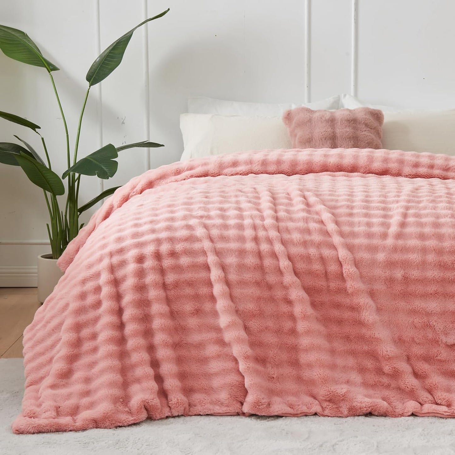 NEWCOSPLAY Faux Fur Queen Blanket Pink Bubble Blanket Thick Warm Soft for Couch Sofa Bed 550GSM (Pink, Queen(90"x90"))