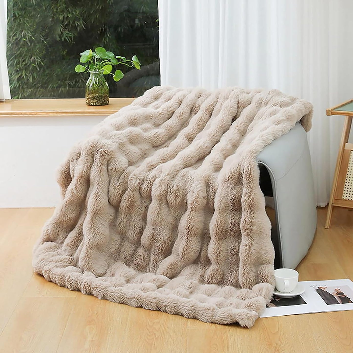 UKELER Camel Fleece Throw Blanket for Couch Faux Fur Throw Blanket Fluffy Blankets and Throws for Bed, Sofa, Office, Camping Cozy Plush Warm Thick Velvet Bed Blanket for Women, Men 60''x80''