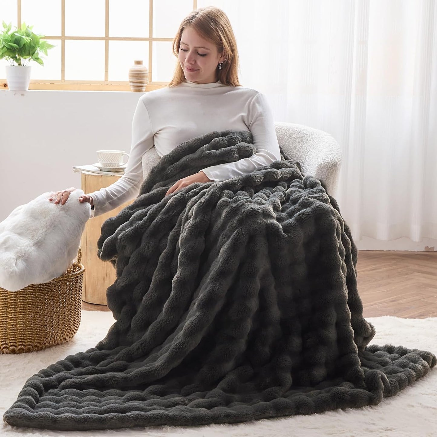 NEWCOSPLAY Faux Fur Throw Blanket Grey Bubble Blanket Thick Warm Soft for Couch Sofa Bed 550GSM (Grey, Throw(50"x60"))