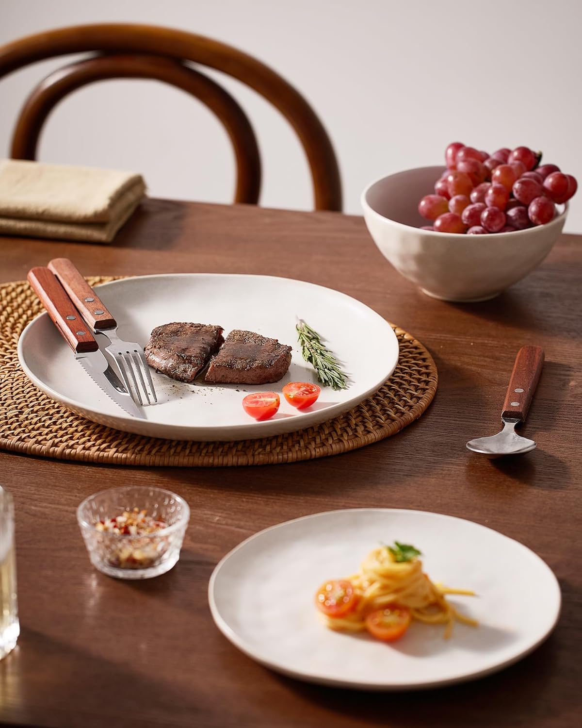 Famiware Dinnerware Sets for 4, Ocean Round 12-Piece Kitchen Plates and Bowls Sets, Microwave and Dishwasher Safe, Scratch Resistant, Matte White