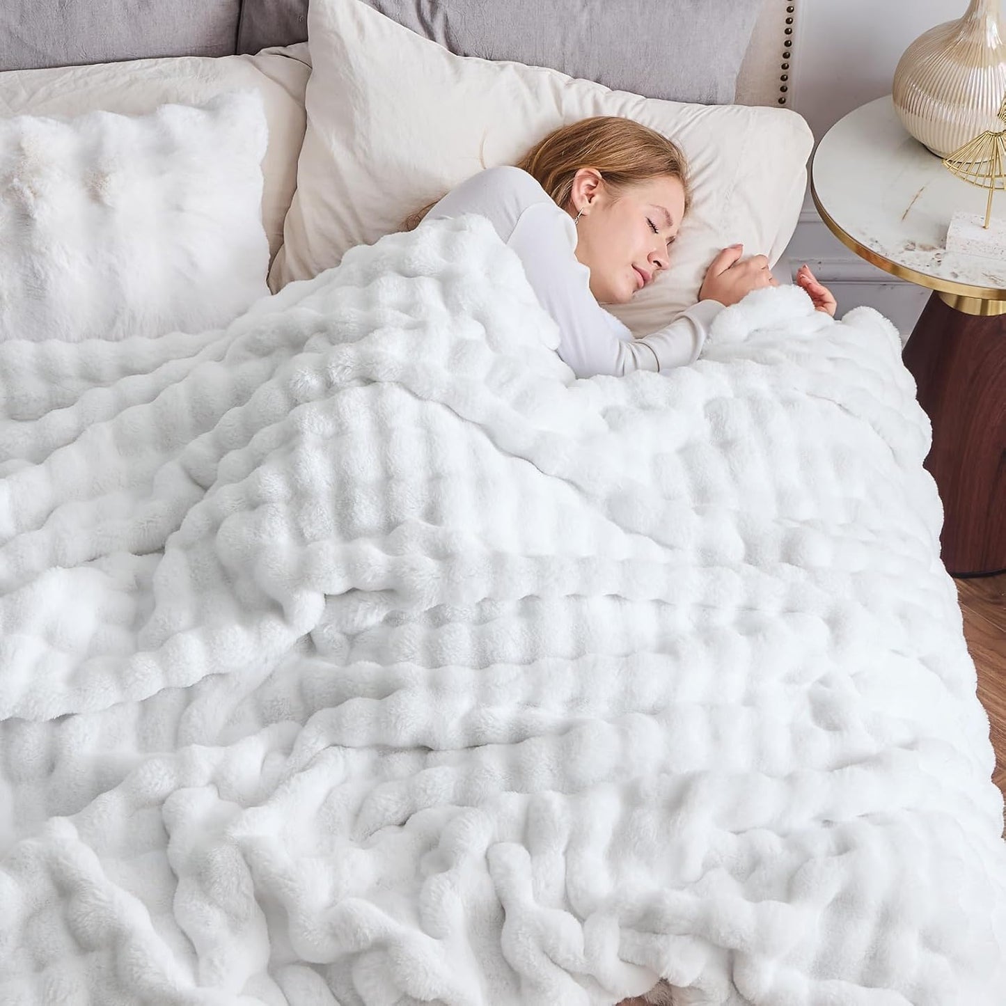 NEWCOSPLAY Faux Fur Twin Blanket White Bubble Blanket Thick Warm Soft for Couch Sofa Bed 550GSM (White, Twin(60"x80"))