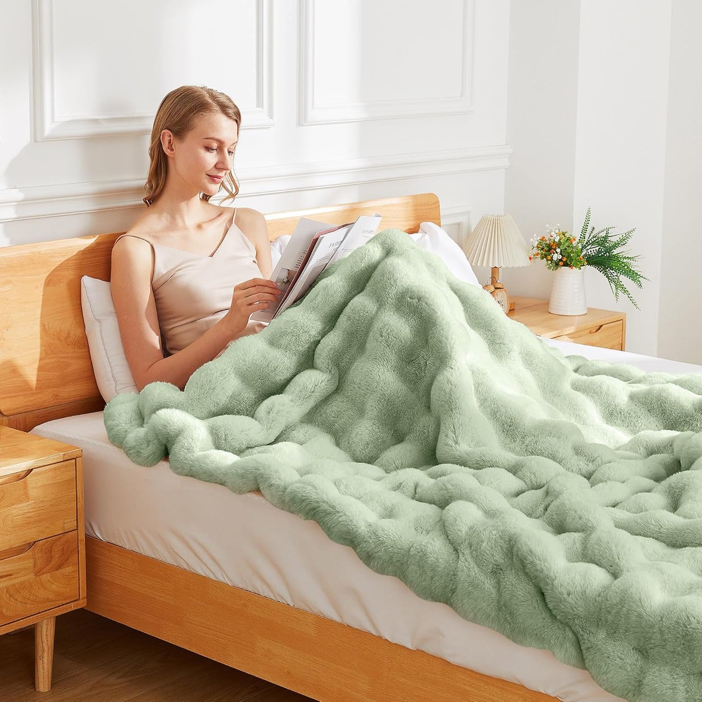 Latepis Soft Faux Fur Blanket Bubble Twin Size Comfy Blanket for Bed Fuzzy Cozy Thick Blankets for Couch Bedroom Furry Warm Blankets for All Seasons Luxury Bed Throw 60x80 Inch Sage Green, 860gsm