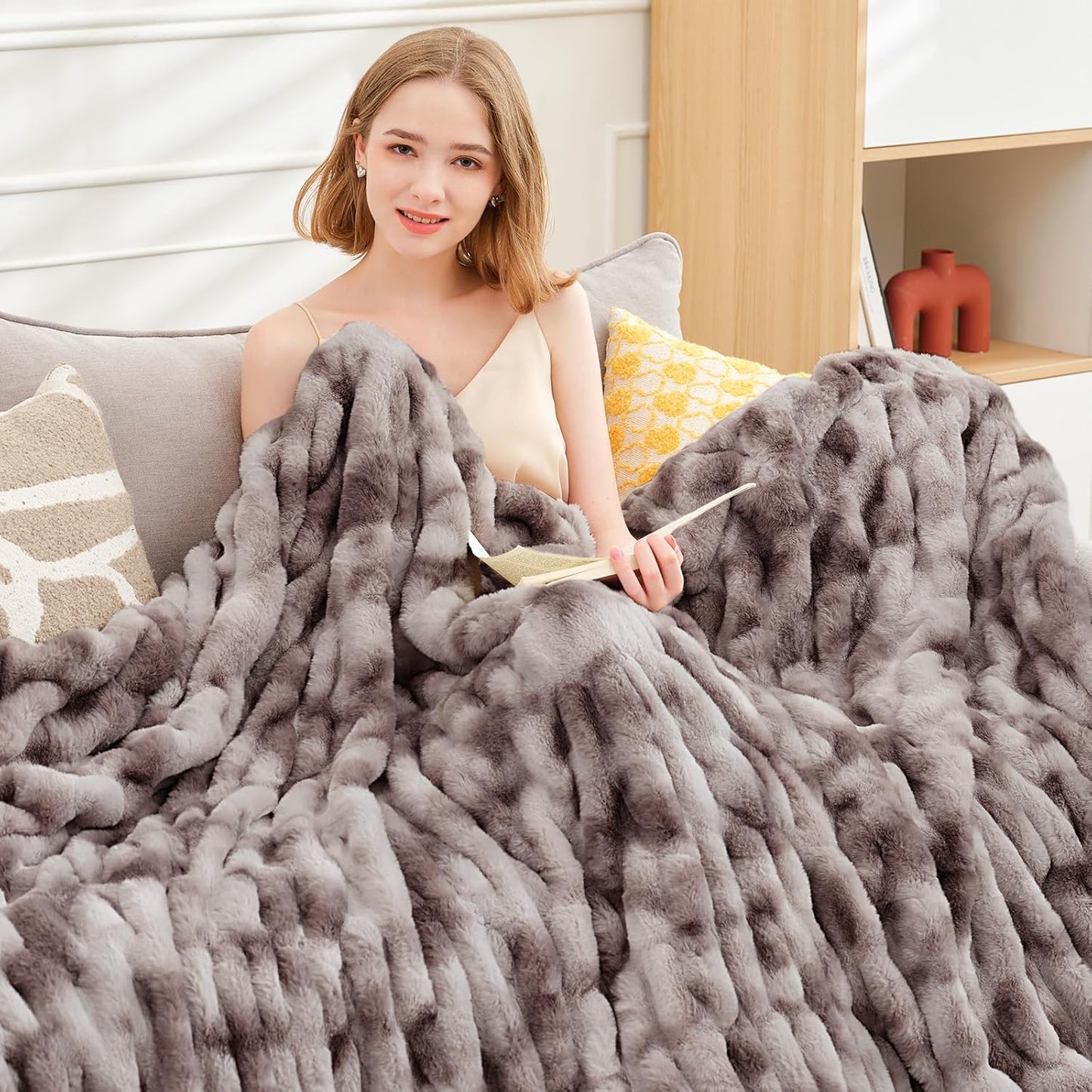 Ultra Soft Luxury Faux Fur Throw Blanket for Counch,Fuzzy Fluffy Plush Warm Cozy Elegant Wrinkled Blanket for Sofa Bedroom Living Room,（50"x60",Tie-dye Taupe）