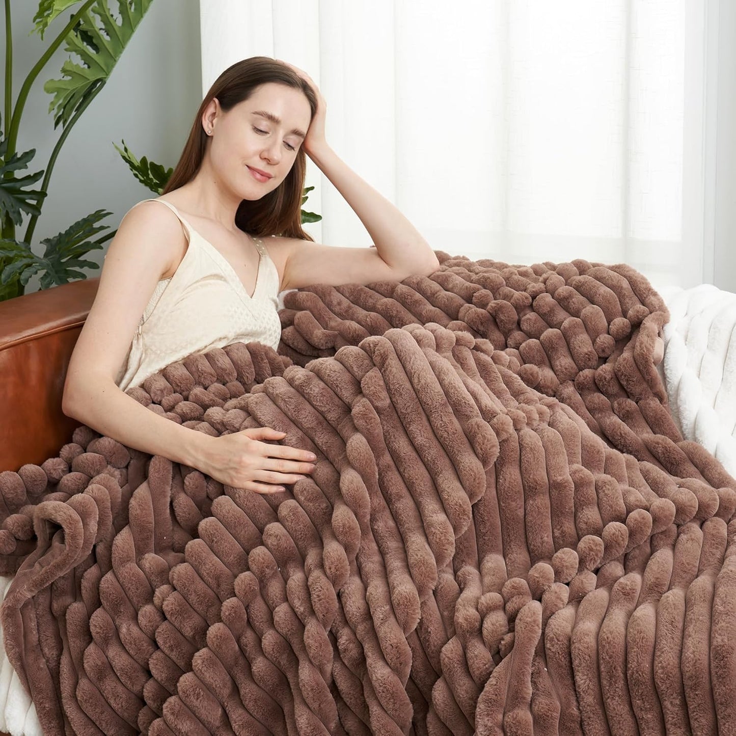 Amélie Home Faux Fur Throw Blanket for Couch, Cozy Fuzzy Fluffy Fur Luxurious Soft Striped Plush Gift Blankets for Family Sofa Chair Bed Living Room Bedroom, 55"x70", Light Coffee