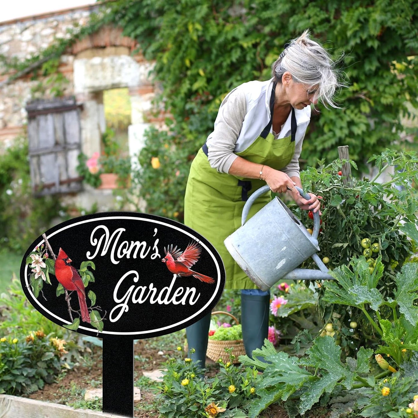 Personalized Name Garden Cardinal Metal Signs with Stake, Custom Family Name Yard Decor for Outdoor Outside, Cardinal Lawn Patio Stake Gardening Enthusiasts Grandmothers Gift