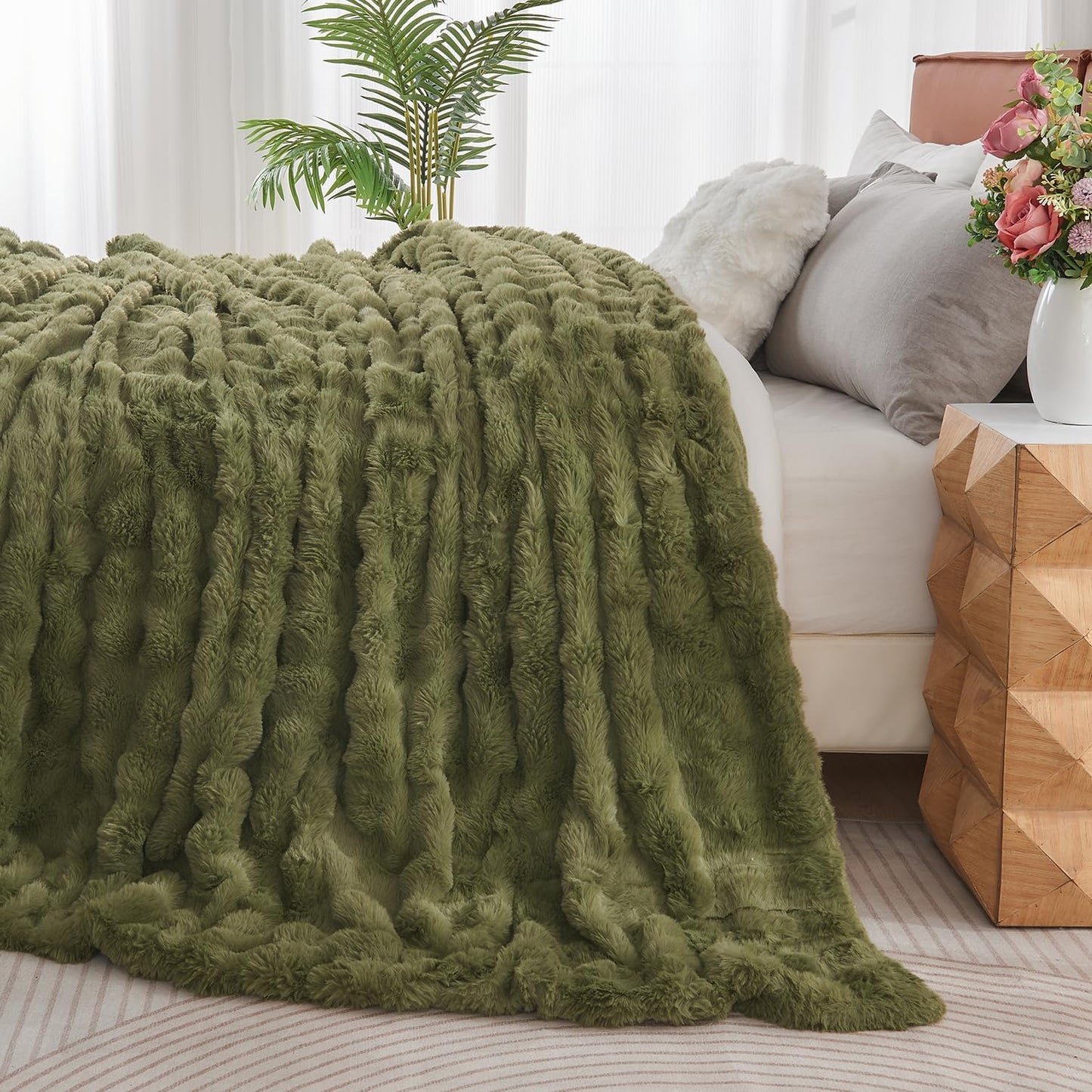 Lotus Karen Faux Fur Throw Blanket Dark Green - 800 GSM Bubble Rabbit Fluff Blanket for Couch Bed Sofa,Softest Fluffy Fuzzy Cozy Blanket,Thick Furry Plush Shaggy Warm Blankets for Women,90x90 Inches
