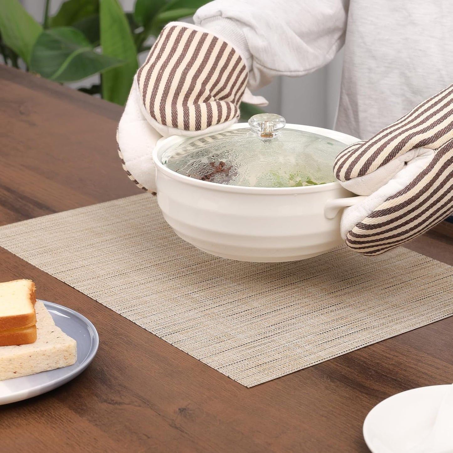 Myir JUN Placemats Set of 8, Vinyl Woven Placemats Place Mats Indoor Set of 8 Washable Table Mats Non-Slip Place mats for Dining Table (Beige, Set of 8)