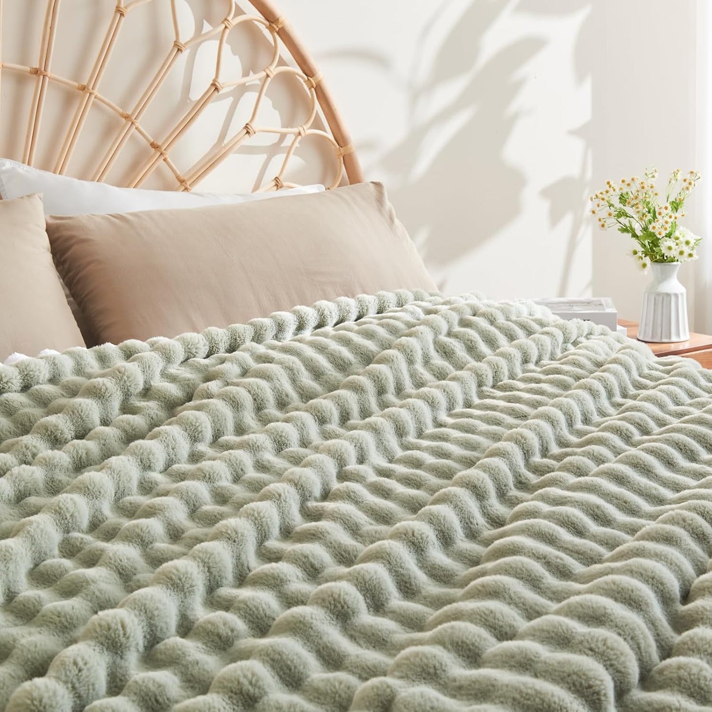 NEWCOSPLAY Faux Fur Twin Blanket Sage Green Bubble Blanket Thick Warm Soft for Couch Sofa Bed 550GSM (Sage Green, Twin(60"x80"))