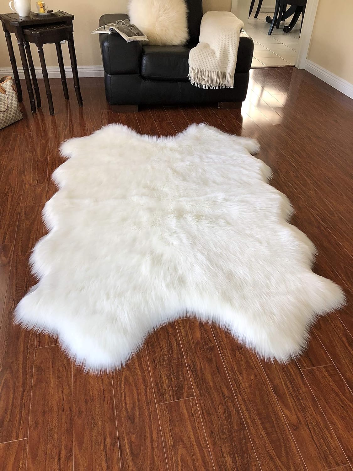 LAMBZY Faux Sheepskin Hypoallergenic Free Shape Silky Shag Rug, Luxury Shaggy Silky Plush Carpet for Bedrooms Rugs Living Room Kids Rooms Sofa Floor Rugs (Quarto 4 Pelts 4'x6', 120x180cm White)