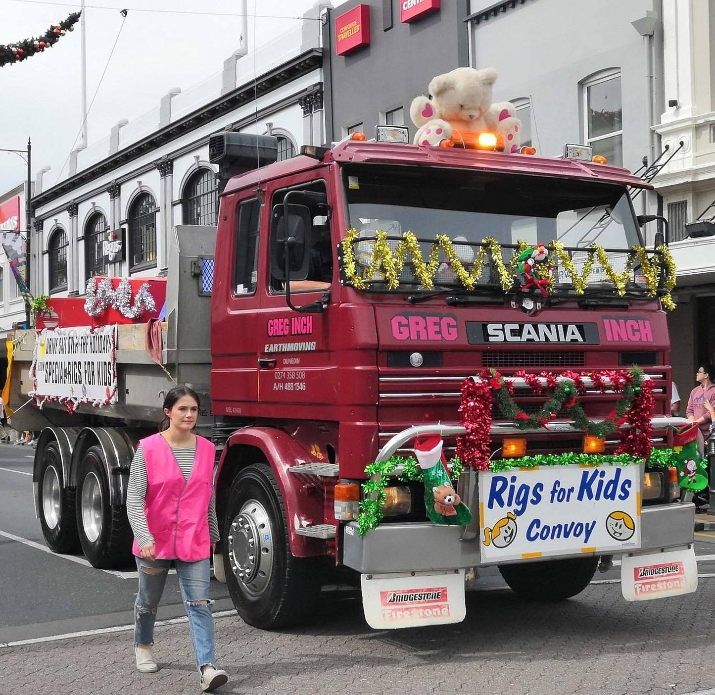 25 ft Long Roll Gold Tinsel Twist Garland, Shiny Metallic Foil Decorations for Parade Floats, Halloween, Christmas Eve, New Year Parties (4" x 25' roll, Gold)