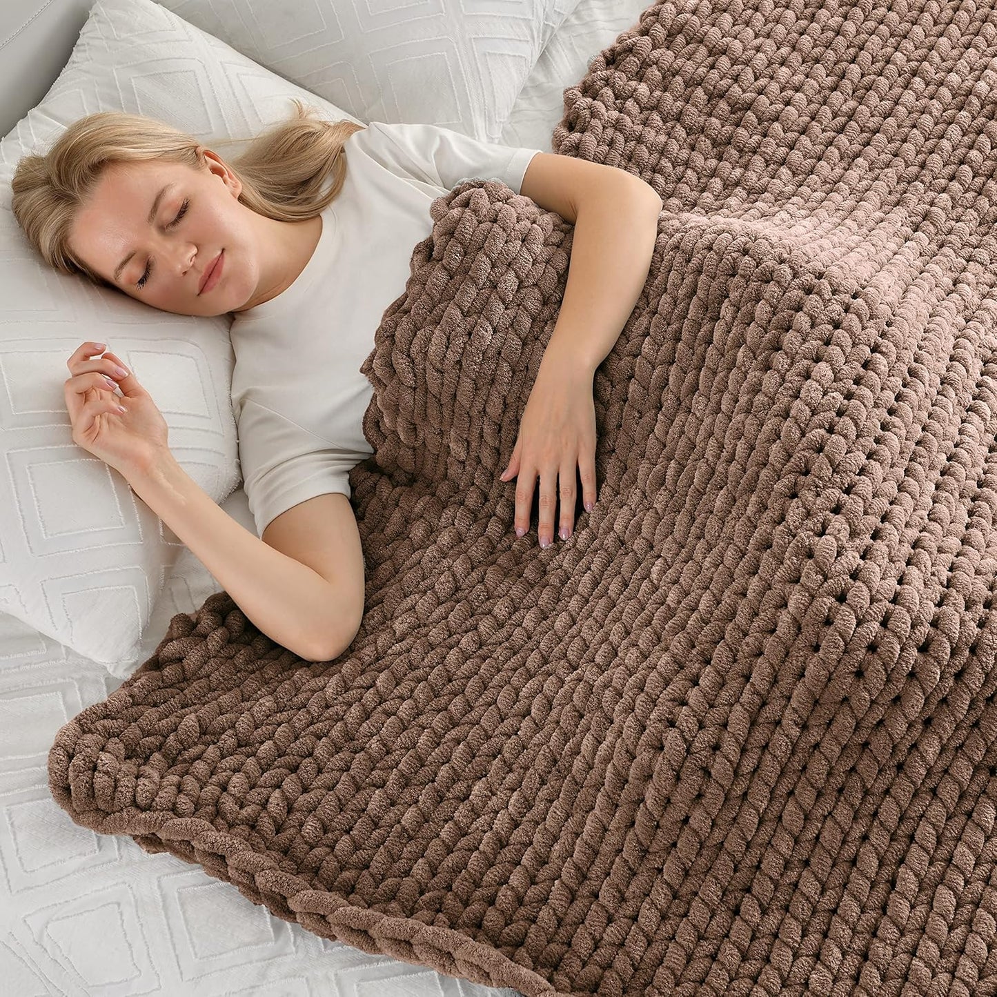 Maetoow Tighter Version Chenille Chunky Knit Blanket Throw （40×50 Inch）, Handmade Warm & Cozy Blanket Couch, Bed, Home Decor, Soft Fleece Banket, Boho Thick Blankets and Giant Yarn Throws，Brown